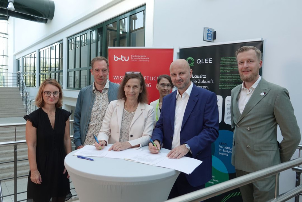 QLEE_BTU_Unterzeichung_@LEAG v.l.n.r. stehend Manuela Glühmann, Frank Büchner, Prof. Dr. Christine Grande, Heike Bartholomäus, Jörg Waniek, Martin Heusler