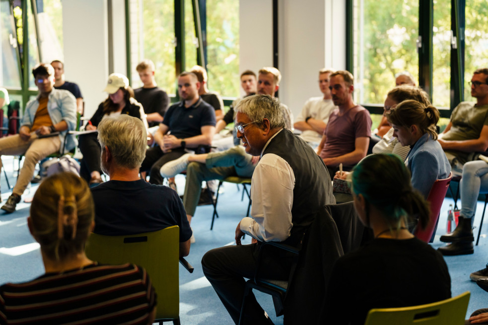 Diskussionsrunde bei der Veranstaltung Zukunftsakademie Lausitz mit mehreren Teilnehmern in einem Raum.
