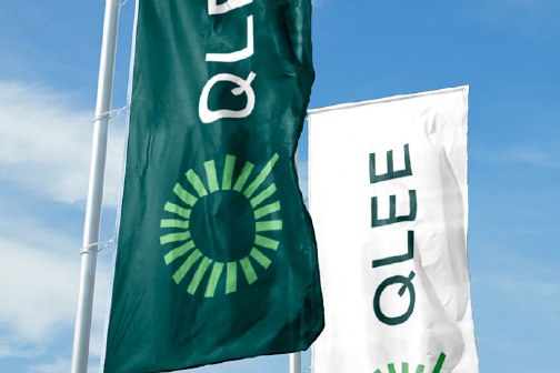 QLEE Fahnen Zwei Fahnen mit dem QLEE Logo wehen im Wind